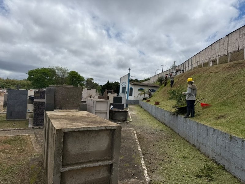 Prefeitura de Mairinque realiza manutenção no Cemitério das Luzes para a Cerimônia das Velas e o Dia de Finados